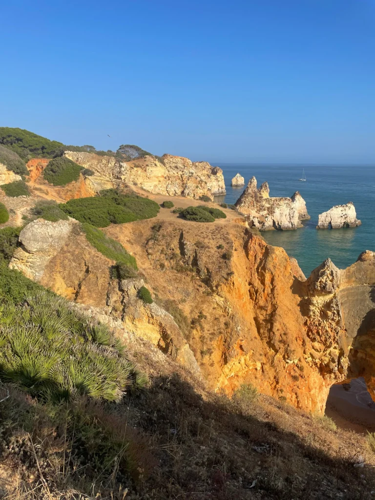 scogliere e mare cristallino a Ponta da Piedade Algarve